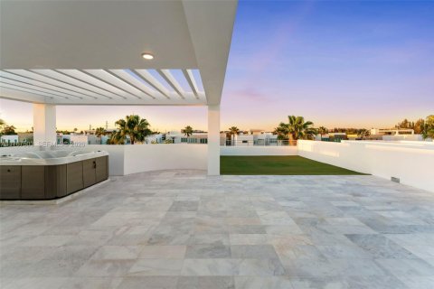 House in Doral, Florida 5 bedrooms, 347.18 sq.m. № 2192967 - photo 25