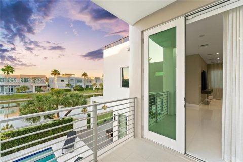 House in Doral, Florida 5 bedrooms, 347.18 sq.m. № 2192967 - photo 21