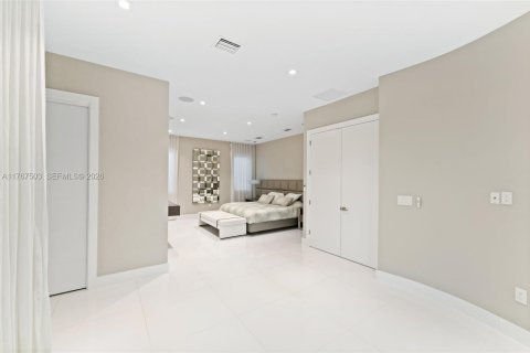 House in Doral, Florida 5 bedrooms, 347.18 sq.m. № 2192967 - photo 19