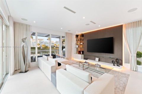 House in Doral, Florida 5 bedrooms, 347.18 sq.m. № 2192967 - photo 15