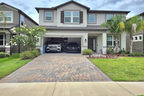 House in Zephyrhills, Florida 5 bedrooms, 328.04 sq.m. № 2107635 - photo 3