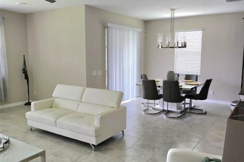 House in Zephyrhills, Florida 5 bedrooms, 328.04 sq.m. № 2107635 - photo 10