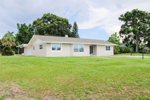 House in Winter Haven, Florida 5 bedrooms, 248.98 sq.m. № 1789491 - photo 1