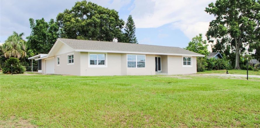 House in Winter Haven, Florida 5 bedrooms, 248.98 sq.m. № 1789491