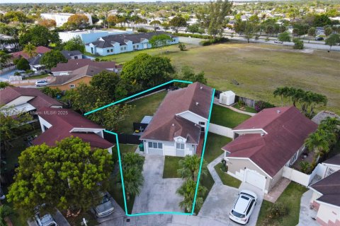 House in Miami, Florida 3 bedrooms, 152.92 sq.m. № 1888384 - photo 1