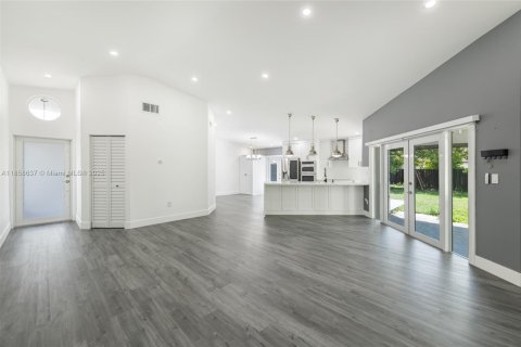 House in Miami, Florida 3 bedrooms, 152.92 sq.m. № 1888384 - photo 9