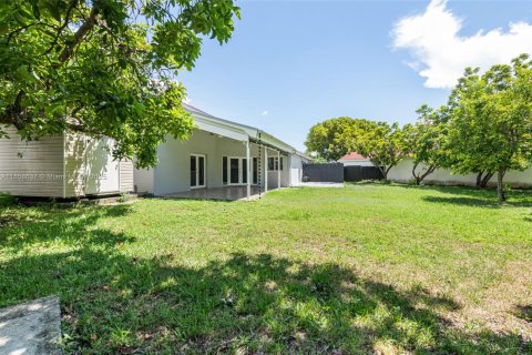 House in Miami, Florida 3 bedrooms, 152.92 sq.m. № 1888384 - photo 25