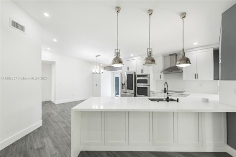 House in Miami, Florida 3 bedrooms, 152.92 sq.m. № 1888384 - photo 14