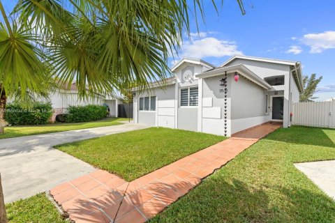 House in Miami, Florida 3 bedrooms, 152.92 sq.m. № 1888384 - photo 6