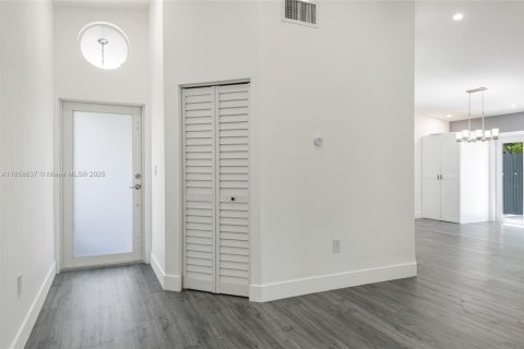 House in Miami, Florida 3 bedrooms, 152.92 sq.m. № 1888384 - photo 8