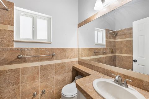 House in Miami, Florida 3 bedrooms, 152.92 sq.m. № 1888384 - photo 18