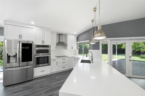 House in Miami, Florida 3 bedrooms, 152.92 sq.m. № 1888384 - photo 13
