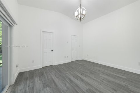 House in Miami, Florida 3 bedrooms, 152.92 sq.m. № 1888384 - photo 16