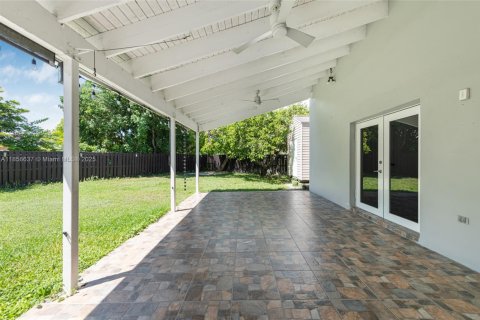 House in Miami, Florida 3 bedrooms, 152.92 sq.m. № 1888384 - photo 22