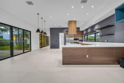 House in Weston, Florida 5 bedrooms, 498.7 sq.m. № 2017371 - photo 17