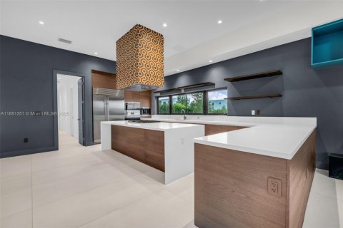 House in Weston, Florida 5 bedrooms, 498.7 sq.m. № 2017371 - photo 15