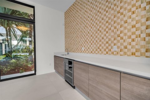 House in Weston, Florida 5 bedrooms, 498.7 sq.m. № 2017371 - photo 11