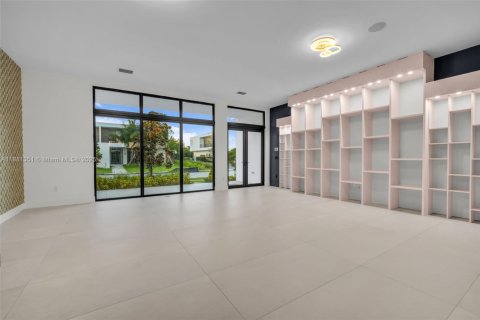 House in Weston, Florida 5 bedrooms, 498.7 sq.m. № 2017371 - photo 9
