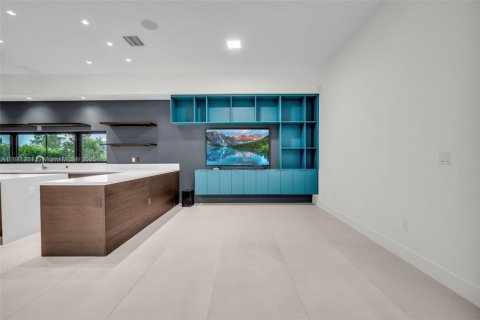 House in Weston, Florida 5 bedrooms, 498.7 sq.m. № 2017371 - photo 16