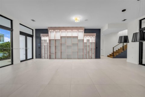 House in Weston, Florida 5 bedrooms, 498.7 sq.m. № 2017371 - photo 8