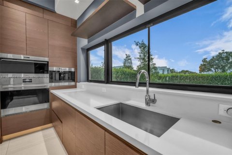 House in Weston, Florida 5 bedrooms, 498.7 sq.m. № 2017371 - photo 20