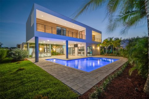 House in Weston, Florida 5 bedrooms, 498.7 sq.m. № 2017371 - photo 4