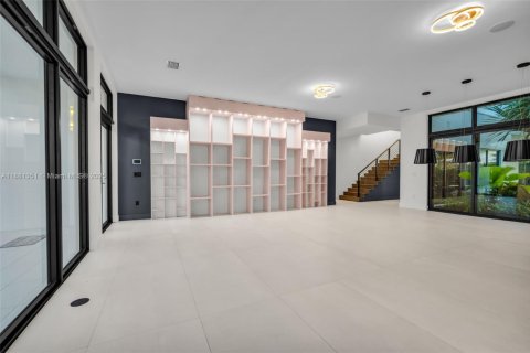 House in Weston, Florida 5 bedrooms, 498.7 sq.m. № 2017371 - photo 7