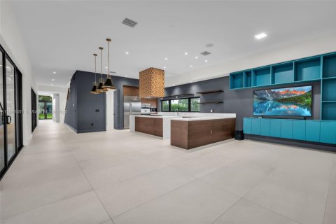 House in Weston, Florida 5 bedrooms, 498.7 sq.m. № 2017371 - photo 18