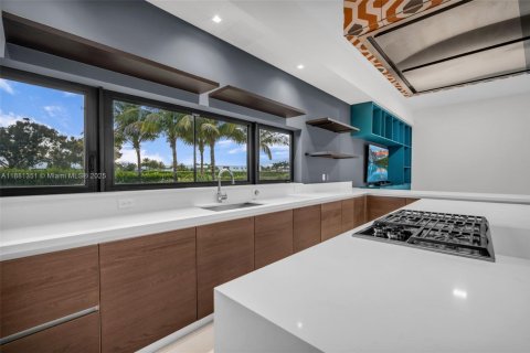 House in Weston, Florida 5 bedrooms, 498.7 sq.m. № 2017371 - photo 23