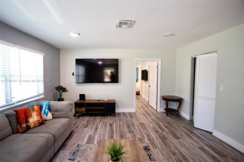 Купить коммерческую недвижимость в Дания-Бич, Флорида № 2035575 - фото 15