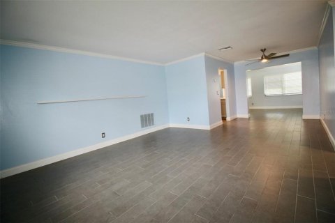 House in Pinellas Park, Florida 2 bedrooms, 123.37 sq.m. № 1822688 - photo 11
