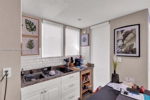 Villa ou maison à louer à Miami, Floride: 37.16 m2 № 2024218 - photo 4