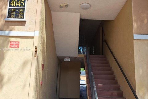 Снять в аренду кондоминиум в Помпано-Бич, Флорида 1 спальня, 76.18м2, № 1933686 - фото 2