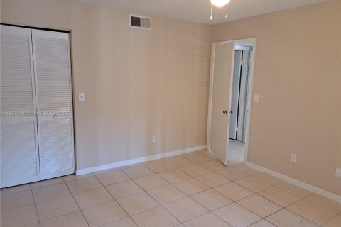 Снять в аренду кондоминиум в Помпано-Бич, Флорида 1 спальня, 76.18м2, № 1933686 - фото 18