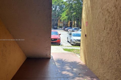 Снять в аренду кондоминиум в Помпано-Бич, Флорида 1 спальня, 76.18м2, № 1933686 - фото 3