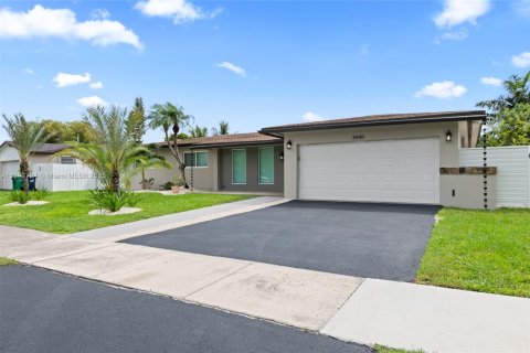 Villa ou maison à louer à Cutler Bay, Floride: 3 chambres, 150.87 m2 № 1949972 - photo 1