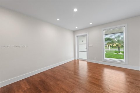 Villa ou maison à louer à Cutler Bay, Floride: 3 chambres, 150.87 m2 № 1949972 - photo 7