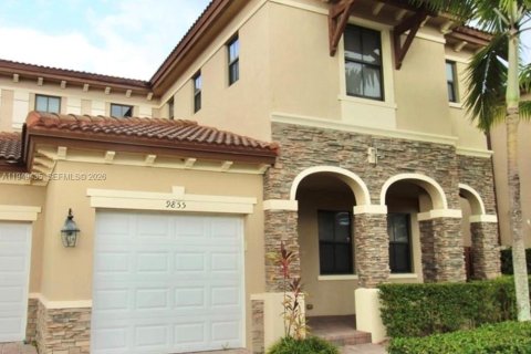 House in Doral, Florida 4 bedrooms, 290.6 sq.m. № 2052791