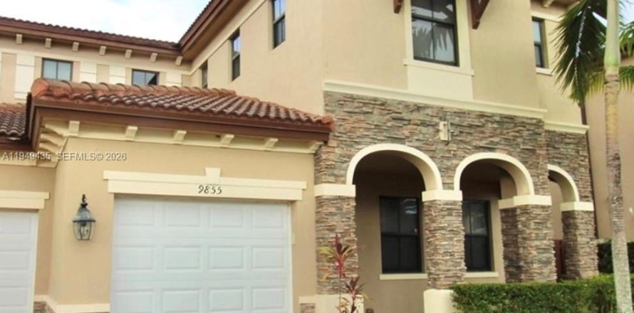 House in Doral, Florida 4 bedrooms, 290.6 sq.m. № 2052791