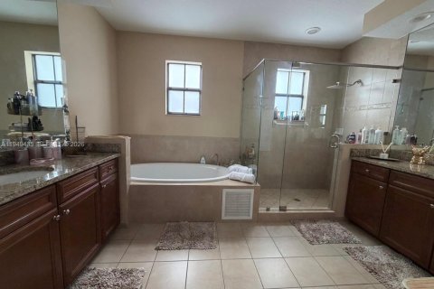 Villa ou maison à louer à Doral, Floride: 4 chambres, 290.6 m2 № 2052791 - photo 14