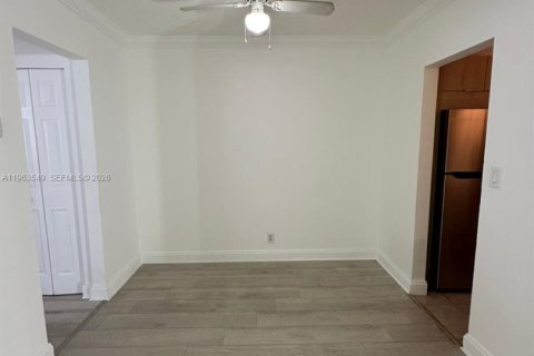 Condo in Hollywood, Florida, 1 bedroom  № 2025342 - photo 9