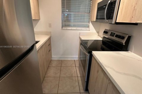 Condo in Hollywood, Florida, 1 bedroom  № 2025342 - photo 14