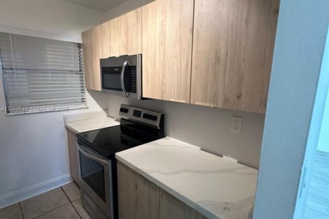 Condo in Hollywood, Florida, 1 bedroom  № 2025342 - photo 11