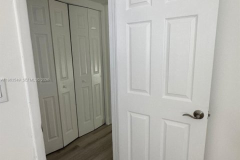 Condo in Hollywood, Florida, 1 bedroom  № 2025342 - photo 27