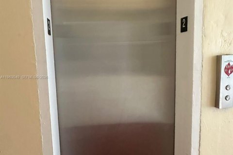 Condo in Hollywood, Florida, 1 bedroom  № 2025342 - photo 21