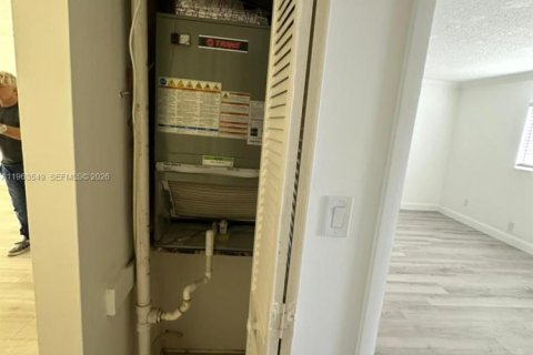 Condo in Hollywood, Florida, 1 bedroom  № 2025342 - photo 22