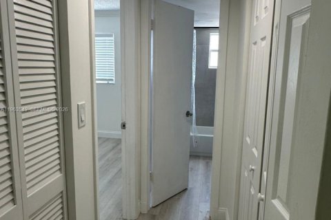 Condo in Hollywood, Florida, 1 bedroom  № 2025342 - photo 19