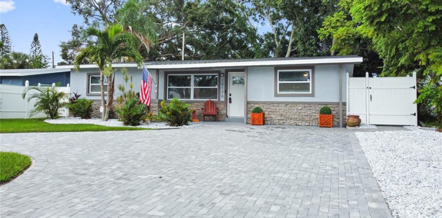 Casa en Seminole, Florida 4 dormitorios, 165.92 m2 № 1898713
