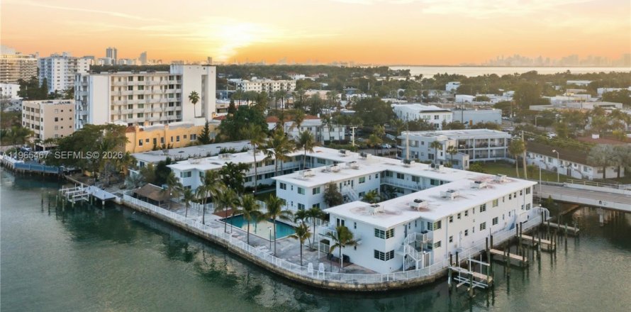 Condo in Miami Beach, Florida, 1 bedroom  № 2027765
