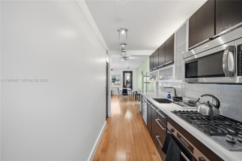 Condo in Miami Beach, Florida, 1 bedroom  № 2027765 - photo 2